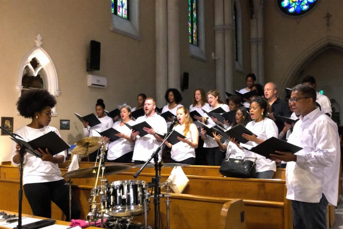 Apakah Alex Warren seorang penyanyi pop Kristen ? Lagu-lagu bernuansa iman memenuhi gelombang radio